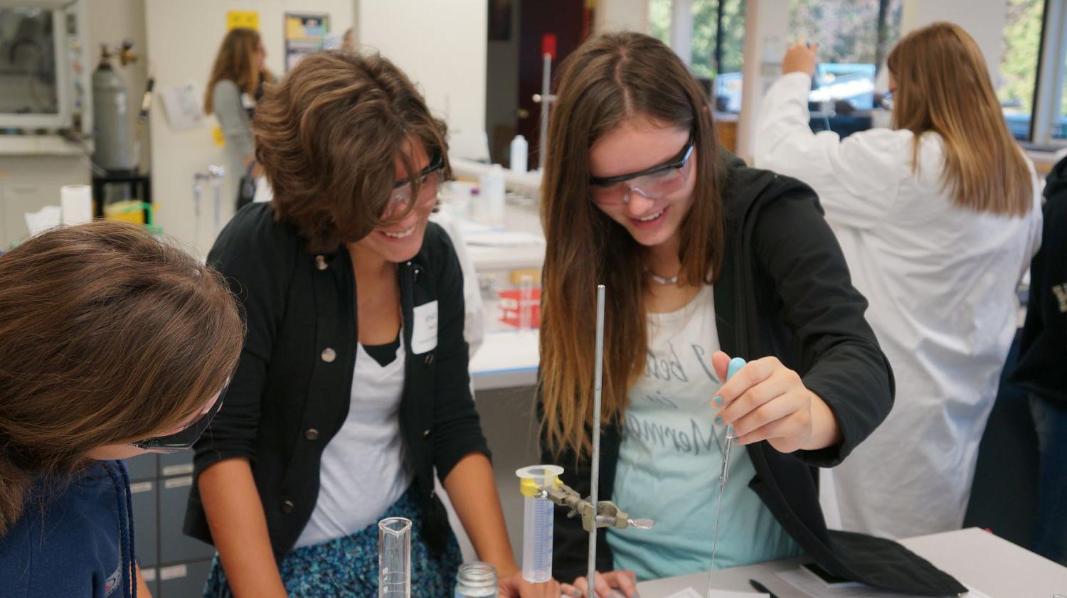 年轻女性在实验室里进行科学实验.